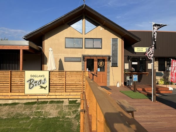 カフェビーダッシュの外観です☆