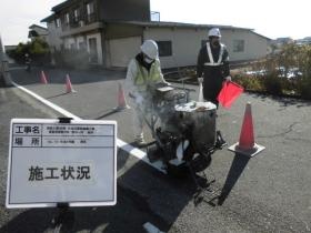 工事部 安全を確保し区画線工事を行っております。