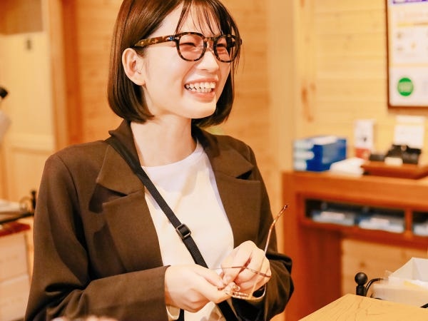 お一人おひとりのお客様に合わせた視力を測定します。良いメガネができると大変お客様に感謝していただけます