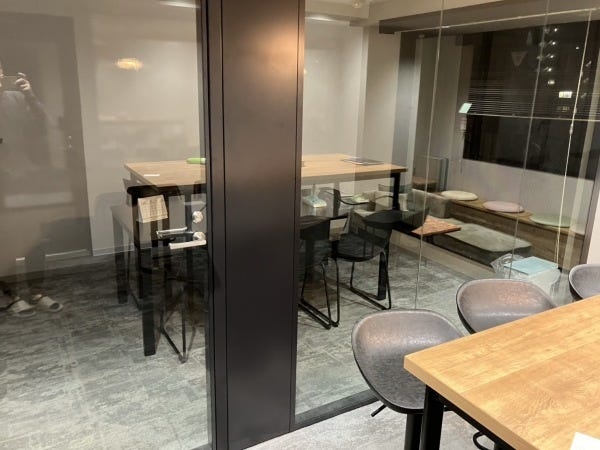 上野オフィスの会議室、休憩室はおしゃれな作りになっています！
