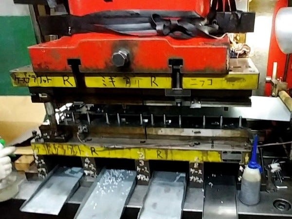 プレス加工現場