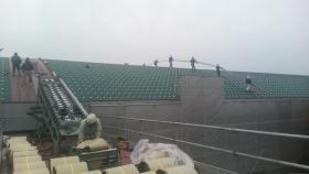 某高校体育館屋根改修工事風景です