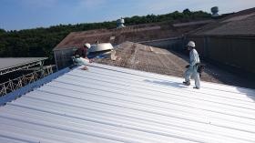 某工場屋根改修工事風景です