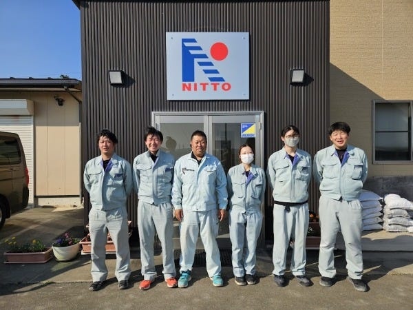 こちらが当社の試験員。20～30代の若手が多く、活躍中です。解らない事があればすぐに質問できる環境なのでご安心ください。