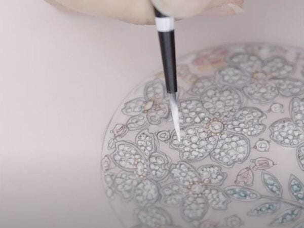 デザイン画に丁寧に色を重ねて、ジュエリーの完成図を描きだします。色と線でアイディアをかたちに。