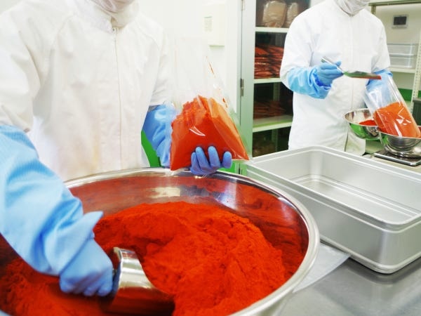 香辛料の袋詰め作業