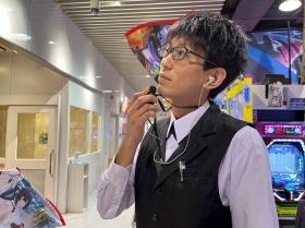 従業員同士はインカムで情報を共有します。