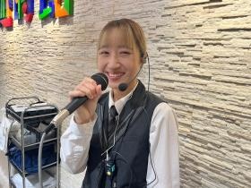 マイクアナウンスをします。電話対応も大切な業務です。