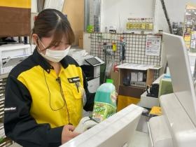 フロアの主な業務はレジ・作業受付・売場管理などです