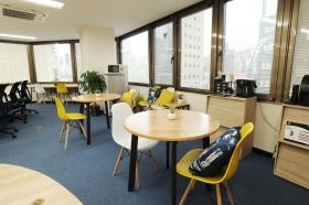 本社にはフリードリンクのカフェスペース