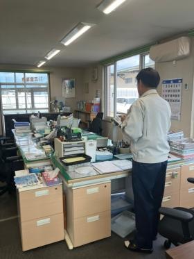 事務所内 営業マン 鈴木