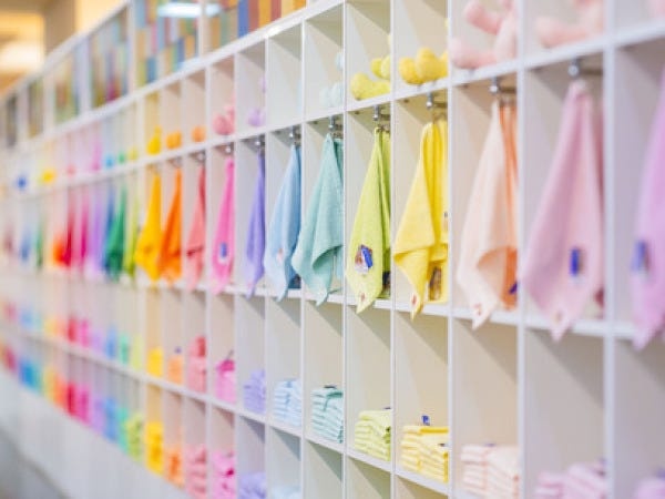 入社後は基本的な接客マナーや刺繍機の操作方法、ラッピングの仕方など、業務に必要なスキルをOJTにて学ぶことができます。