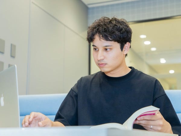 営業や予備校運営スタッフ、施工管理など様々なバックボーンを持つ社員が、未経験からエンジニアデビューを果たしています。