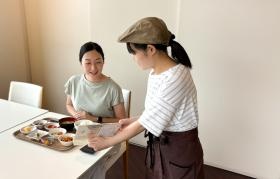 レストランでの接客の様子