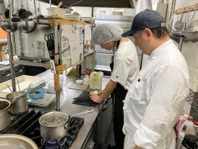 厨房での調理の様子