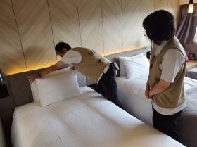 ホテルの客室清掃の様子