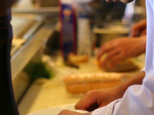 キッチンスタッフ（駅チカ勤務・長期で安定勤務）