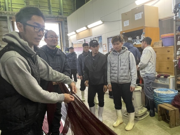 網の整備の作業風景です。網は大きいので船員皆んなで集中して一気にこなします。