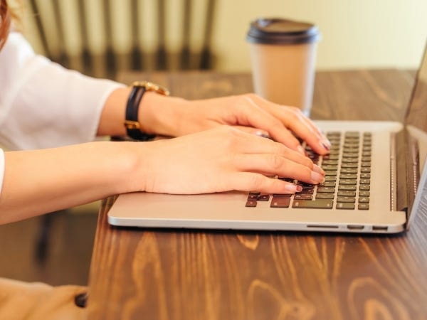 出社とリモートを掛け合わせたハイブリッドワーク♪仕事も私生活もメリハリ付ける事が可能です。