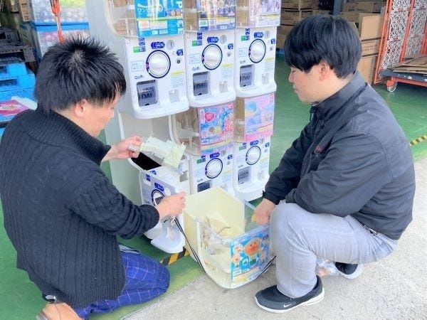 毎月200種類を超える新商品を発売。その都度、カプセルトイの入れ替え作業を行います。流行の情報をいち早く知れる面白さもあります！