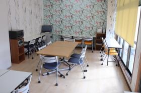 テレビ、流し、レンジ、ポット冷蔵庫完備の休憩室の一部です