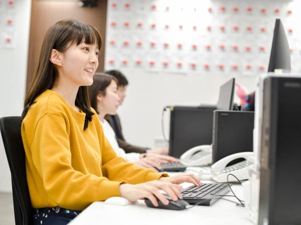 オフィス内はとっても綺麗で環境隣に先輩が座っているので聞きたいこともすぐ聞ける環境です