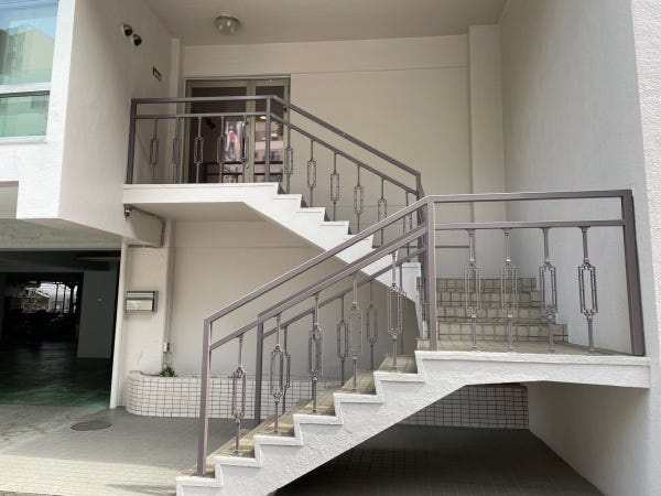 入口は専用階段になっております。