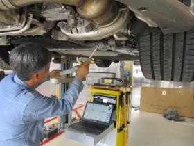 自動車整備士の作業風景