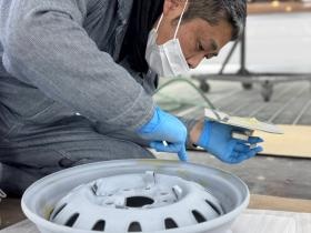 丁寧なパテをする板金技術者