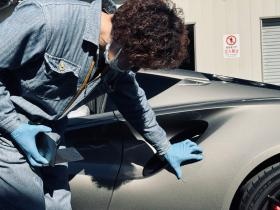 調色の確認を何度も繰り返す塗装技術者