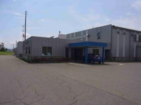 工場全景（広い社員駐車場なので駐車に自信のない方も安心です）