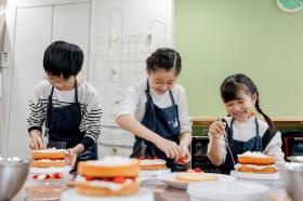 お子様の考える力と達成感を大切に楽しくお菓子作りをします。