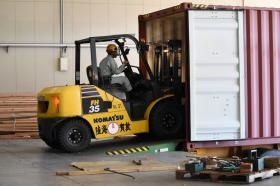 コンテナへの貨物積込み作業