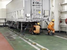 ＲＯＲＯ船ラッシング作業