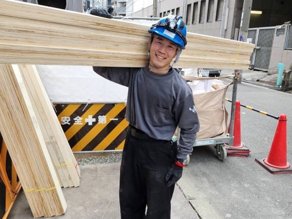 肩に乗せれる材料は重たくても楽に運べます。これも笑ってますけど実は結構重たいんですよ。