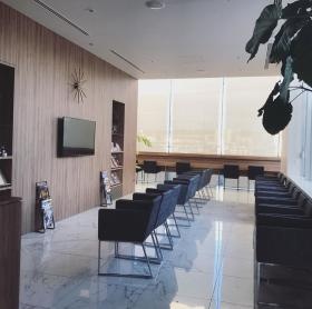 清潔な待合室。奥にはキッズルームも併設しています。