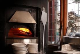 ６．キッチン（イタリア製石窯）