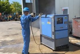 大物重機だけではなく、発電機など小物も高圧洗浄機で洗浄します
