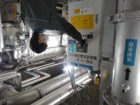 技術 設備点検作業中