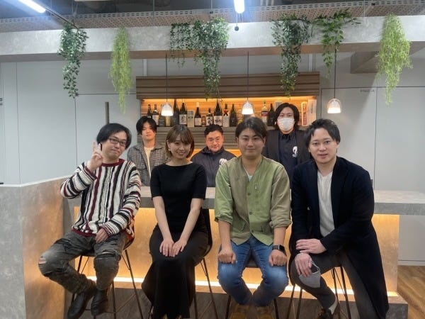 オフィスは完全にフリーアドレスです。20代～30代が多数。