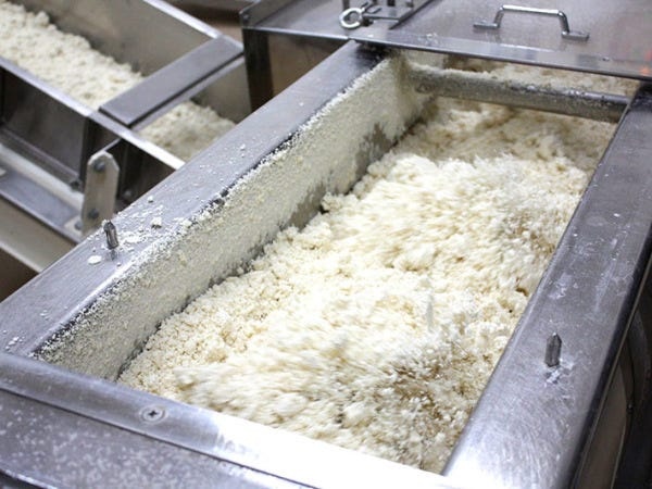 ミキサーの画像です。原料がすべて混ぜ合わせ、ここから麺になる旅がスタートします。