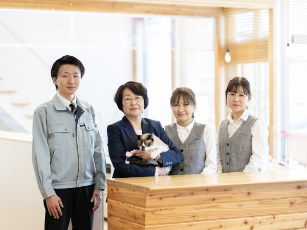 総務で一緒に働くメンバーです。猫もいるので、癒しな存在です。