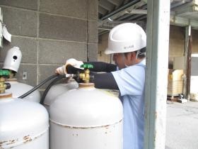 配送業務 プロパンガスボンベ交換作業