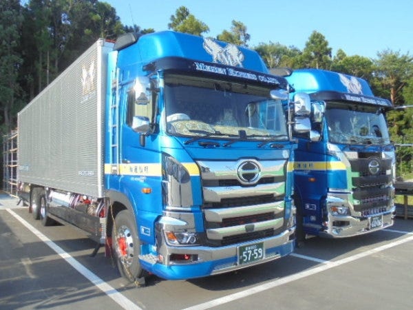 トラックドライバー、運行管理者、整備士は互いに密接につながっています。各自の役割を担いながらも、協力し合って進めていきます。