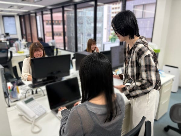 一緒に働く事務メンバーです♪わからないことは聞きやすい環境なので安心して業務に取り掛かれます◎(東京本部)