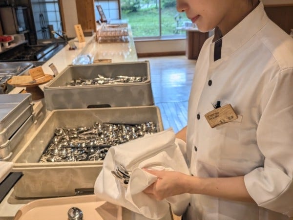 ホテルスタッフ・ホテル内朝食レストランホールスタッフ