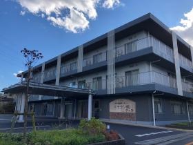 白とグレーのスタイリッシュな建物外観です。