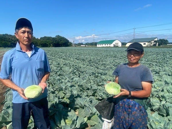 笑顔でお出迎え♪採れたてキャベツと一緒に、元気なご夫婦が待っています！