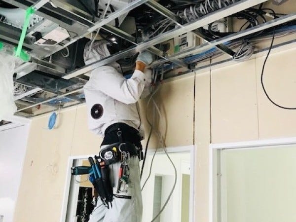 二重天井内配線の作業中です！