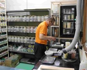 原料となるダイヤモンド・ＣＢＮを配合し、混ぜます